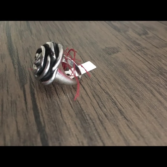 Sterling silver rose shape ring. size 6 - Picture 3 of 5